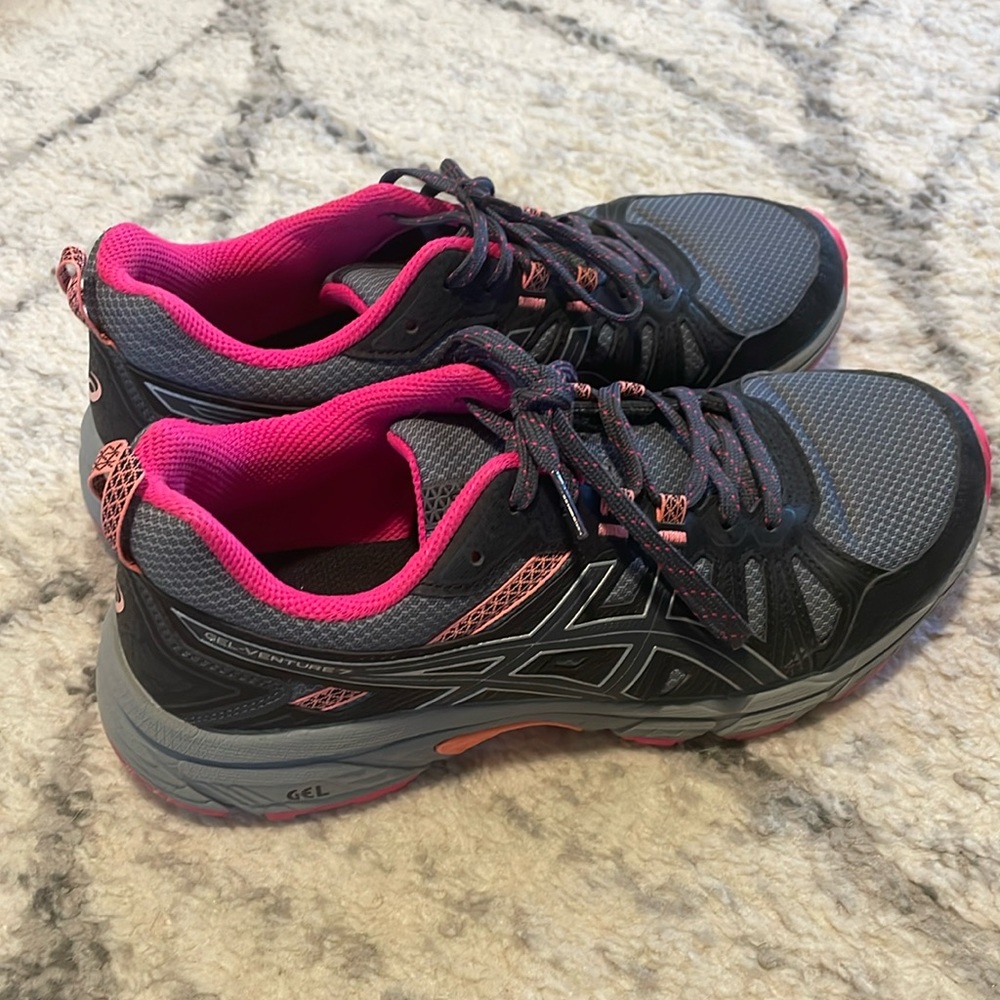Woman’s ASICS Gel Venture 7- size 9.5